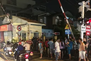 Nam thanh niên nghi ngáo đá cầm dao cố thủ trong chốt xe lửa